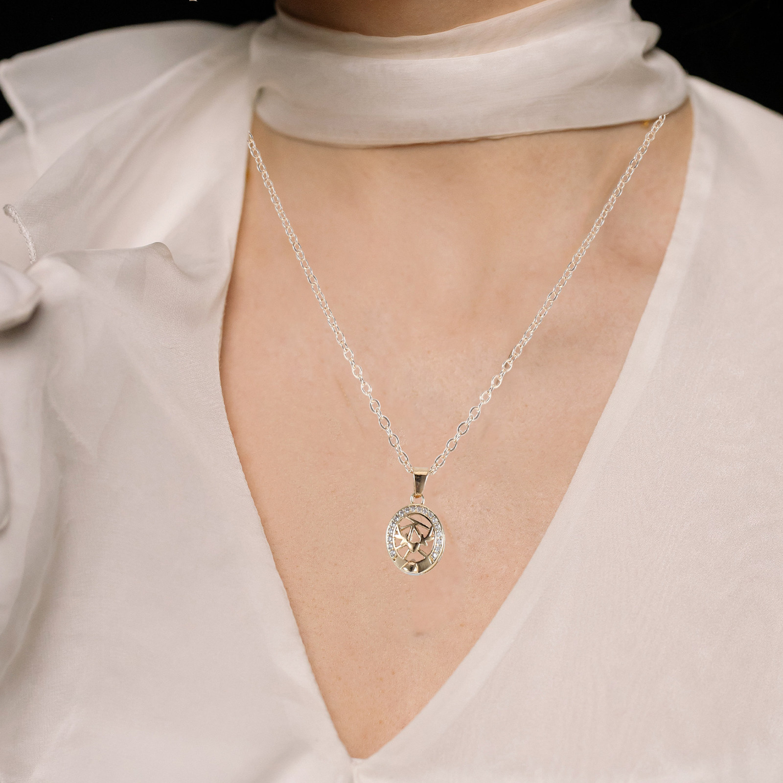 Magnetic Couple Matching Necklaces - カップル向けの太陽と月のネックレスセット。磁石で留める留め具、合金製のペンダント。バレンタインデーの贈り物に最適。彼女と彼へのマッチングギフト。