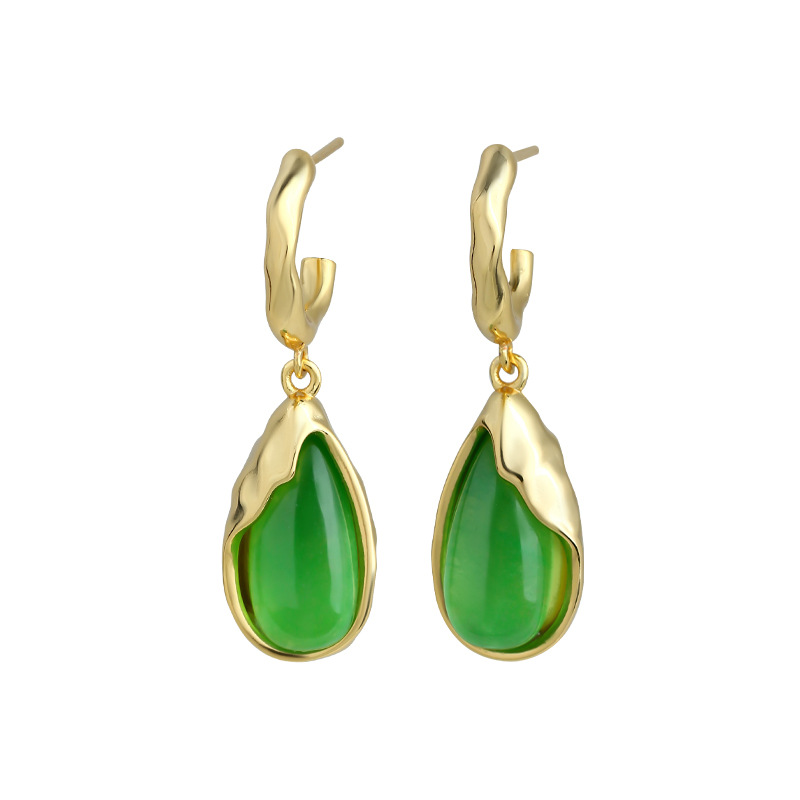 Earrings - 緑色の本物の翡翠を使用した、水滴型のイヤリング。女性への贈り物に最適。お守りとしても使える高級感のあるデザインで、幸運をもたらすとされるヴィンテージ風のイヤースタッド。