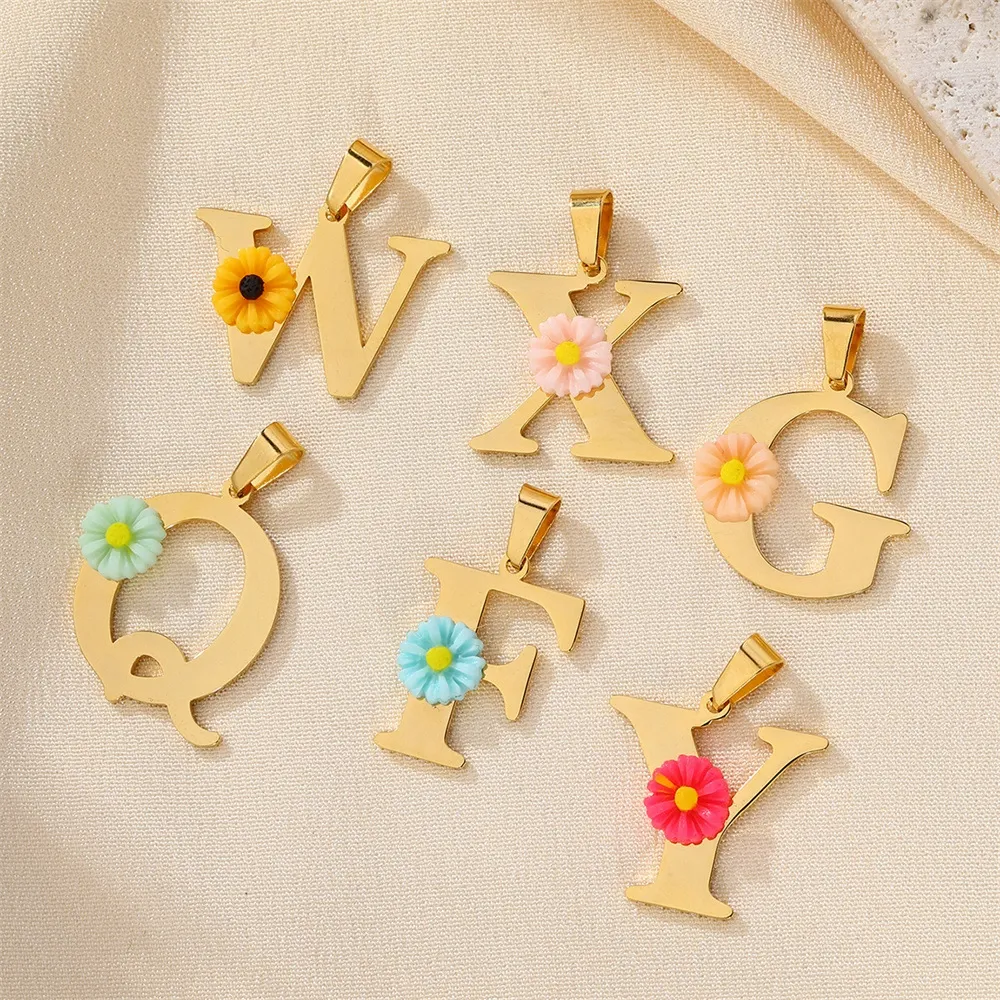 パーソナライズされたデイジーイニシャルレターネックレス カス - Initial Letter Necklace 18K Gold のレビューと価格