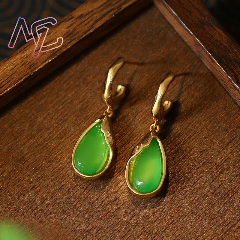 緑色の本物の翡翠を使用した、水滴型のイヤリング。女性への贈り - Earrings のレビューと価格