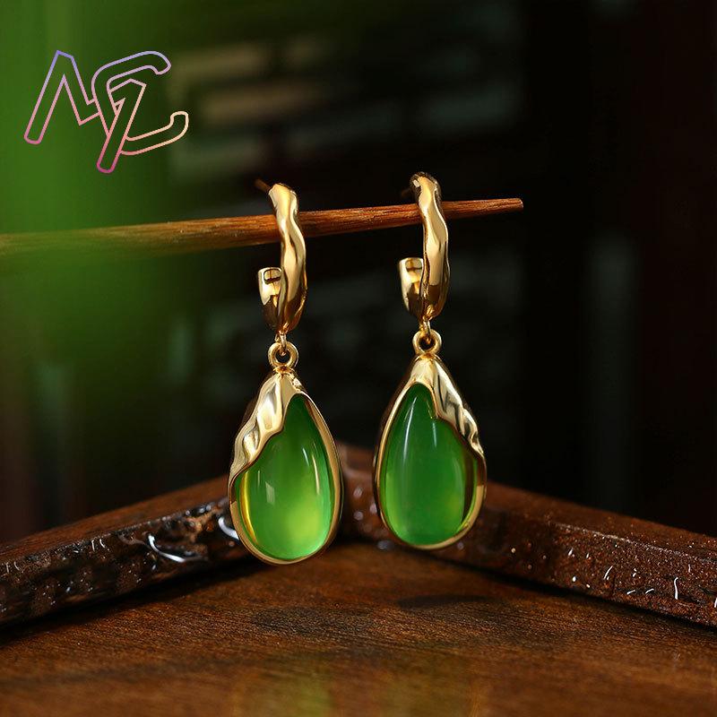 緑色の本物の翡翠を使用した、水滴型のイヤリング。女性への贈り - Earrings のレビューと価格