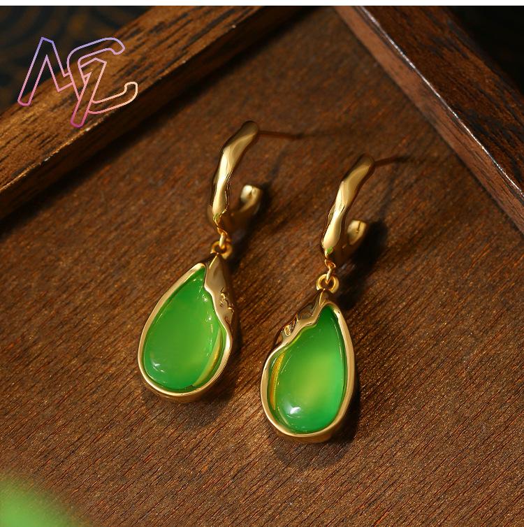 緑色の本物の翡翠を使用した、水滴型のイヤリング。女性への贈り - Earrings のレビューと価格