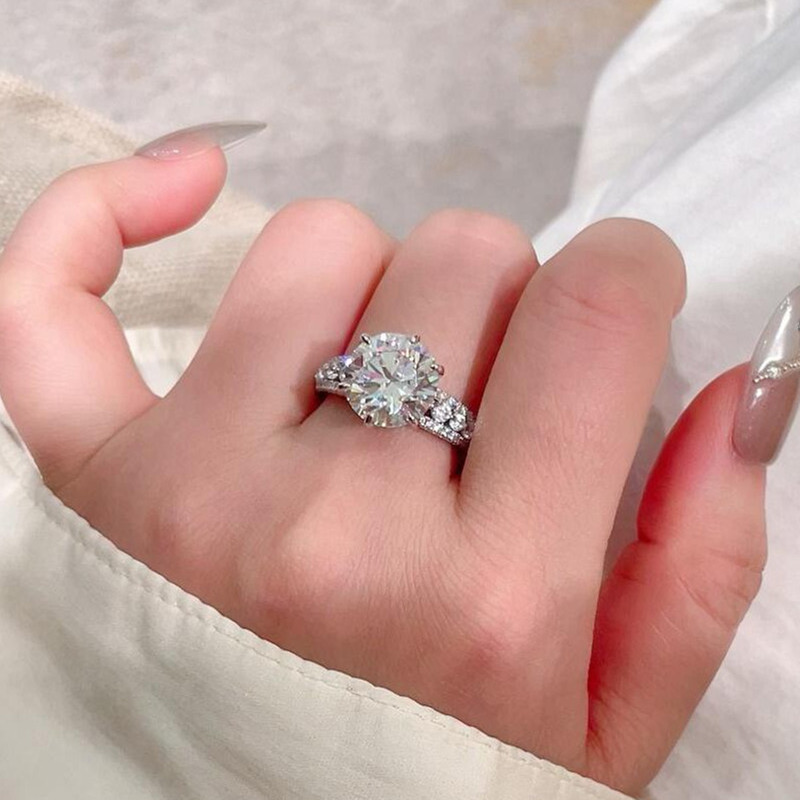 4カラットの輝きを放つ、クラシックな六本爪デザインのモアッサ - Moissanite Engagement Ring 1 Carat のレビューと価格