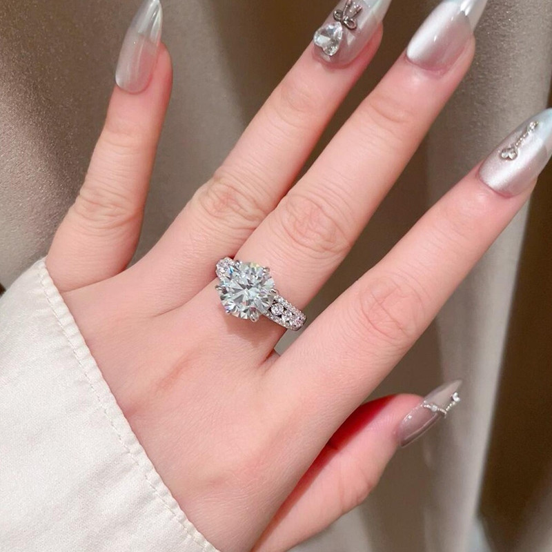 4カラットの輝きを放つ、クラシックな六本爪デザインのモアッサ - Moissanite Engagement Ring 1 Carat のレビューと価格