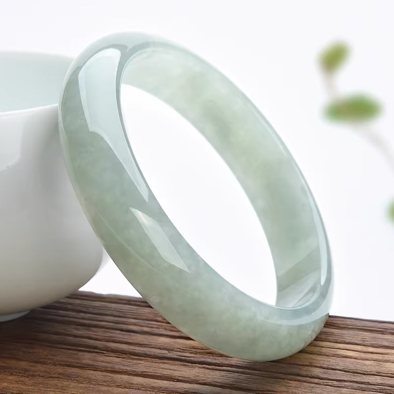 ミャンマー産古鉱山ブレスレット、緑のインクルージョンのあるラ - Bracelets のレビューと価格