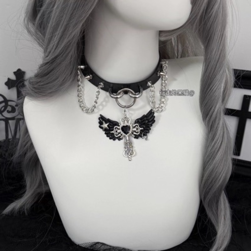 ゴシックサブカルチャー エンジェルウィングクロスペンダント  - Layered Pendant Necklace Aesthetic のレビューと価格